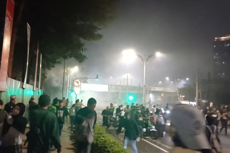 Lagi, Tembakan Gas Air Mata Buat Massa Bubar dari Pejompongan Jakpus
