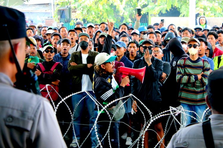 Pentolan Bonek orasi didepan ratusan suporter yang menggelar aksi demo kepada manajemen tim didepan kantor marketing Persebaya Surabaya yang berada di Sutos Surabaya, Jawa Timur, Senin (30/10/2023) pagi.