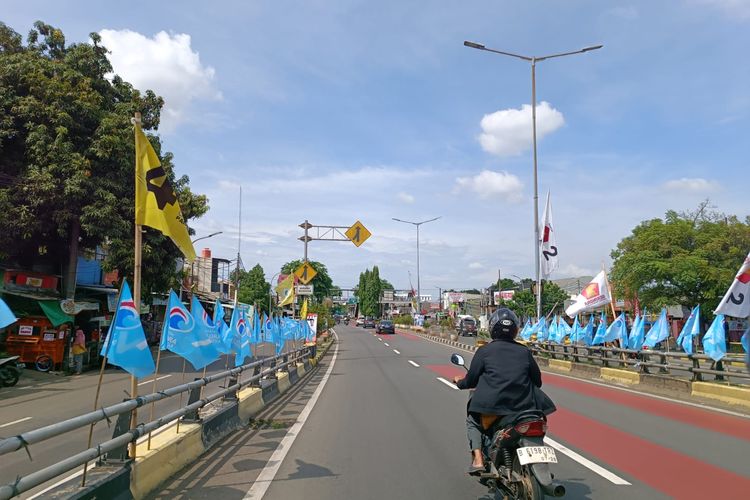 Flyover Pondok Kopi arah Duren Sawit ke Cakung di Jakarta Timur yang dipenuhi bendera partai politik, Jumat (12/1/2024).