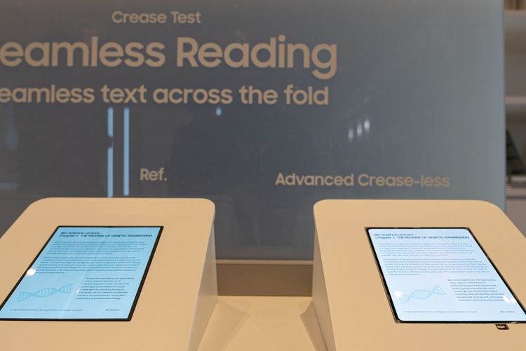 Perbedaan layar lipat Samsung yang punya crease (kiri) dan tidak punya crease (kanan).