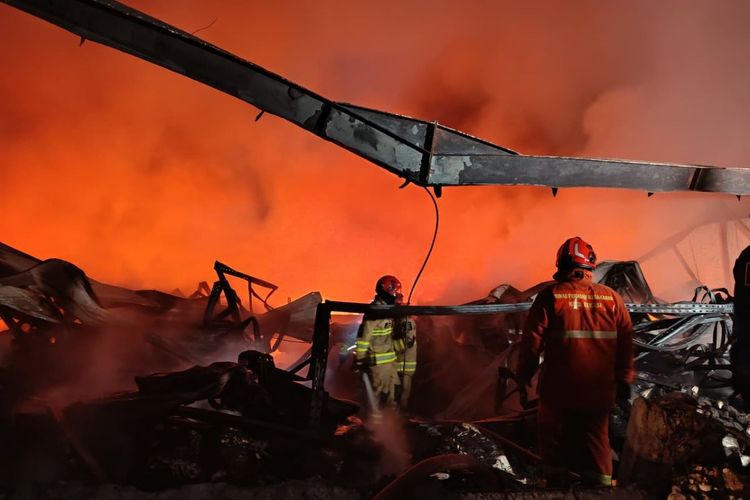 6 Jam Kebakaran Gudang ATK di Bekasi Belum Padam, Damkar Masih Berjibaku