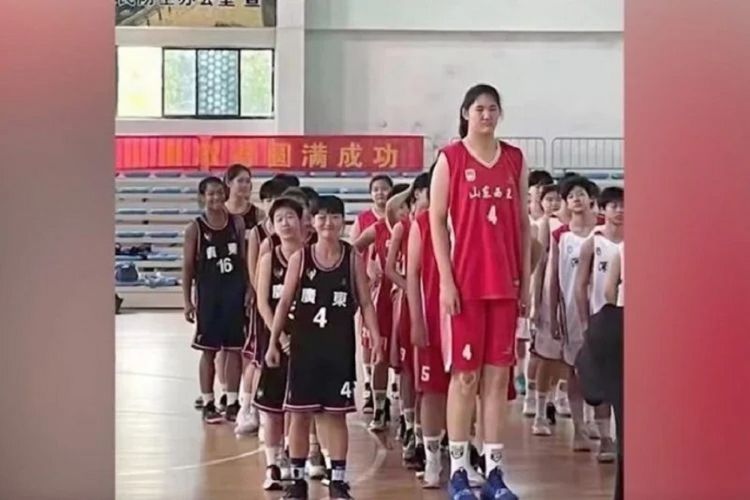 Inilah Zhang Ziyu, remaja 14 tahun di China yang menjadi perhatian karena tingginya mencapai 2,26 meter, nyaris menyamai legenda basket China Yao Ming.