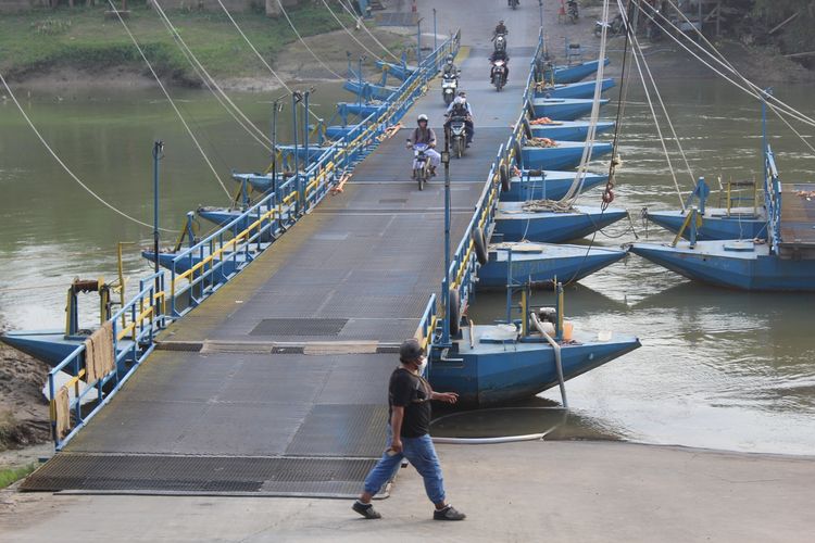 Jembatan perahu milik Haji Endang bukan satu - satunya jasa penyeberangan yang ada di Karawang.