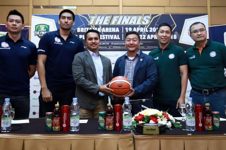 Direktur IBL, Hasan Gozali (ketiga dari kanan), berpose dengan perwakilan Pertamina (ketiga dari kiri) serta perwakilan tim finalis IBL 2017-2018, Pelita Jaya Jakarta (kaos hijau) dan Satria Muda Pertamina Jakarta (kaus biru), seusai menggelar konferensi pers final IBL di Hotel Santika Premier Slipi, Jakarta, Selasa (17/4/2018).