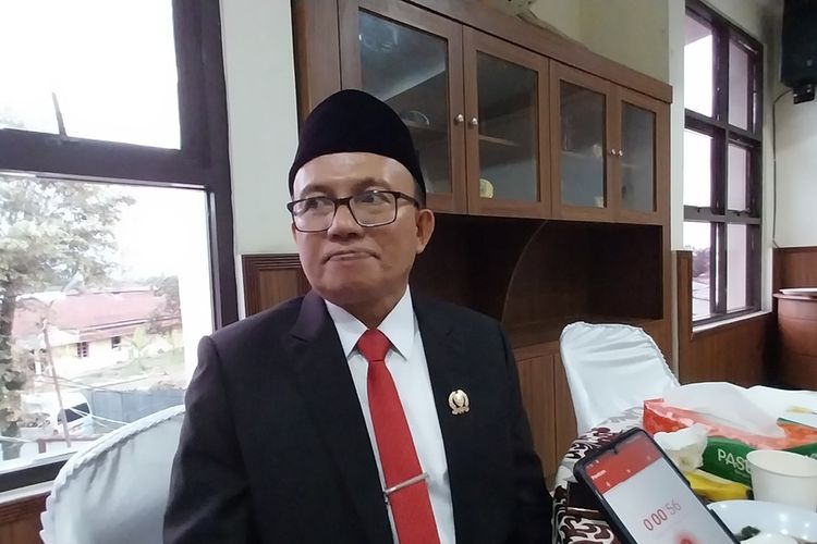 Ketua DPRD Kota Tasikmalaya, Jawa Barat, Aslim, saat diwawancara Kompas.com usai Paripurna di kantor DPRD Kota Tasikmalaya, Senin (17/2/2025).