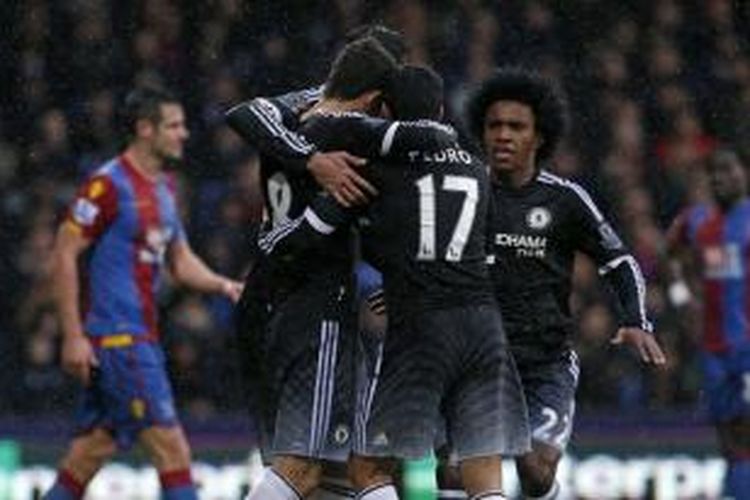 Para pemain Chelsea merayakan gol ke gawang Crystal Palace pada laga lanjutan Premier League di Selhurst Park, Minggu (3/1/2016).