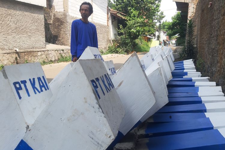 Warga penghuni rel kereta api di lingkungan Stat Spoor di Tanjungsari, Sumedang, Jawa Barat resah dengan adanya patok berlabel PT KAI di lokasi, Kamis (5/12/2019). AAM AMINULLAH/KOMPAS.com