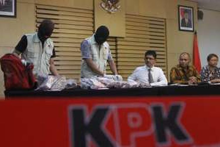 Ketua KPK Agus Rahardjo bersama Wakil Ketua KPK Laode M Syarif menyaksikan penyidik KPK menunjukkan barang bukti uang sebesar RP 528 juta hasil operasi tangkap tangan (OTT) dugaan suap Kejati Jawa Barat, di kantor KPK, Jakarta, Selasa (12/4/2016).