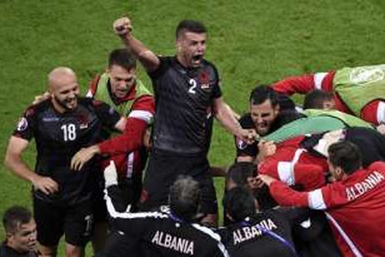 Para pemain Albania merayakan gol ke gawang Rumania, dalam laga pamungkas Grup A Piala Eropa 2016 di Lyon, Minggu (19/6/2016) waktu setempat.