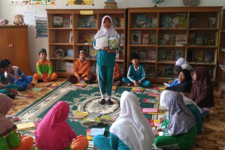 Suasana kegiatan membaca di Madrasah Ibtidaiyah Negeri (MIN) Lumbuk Kemang, Kecamatan Ukui, Riau. Foto diambil pada Kamis (23/11/2017).