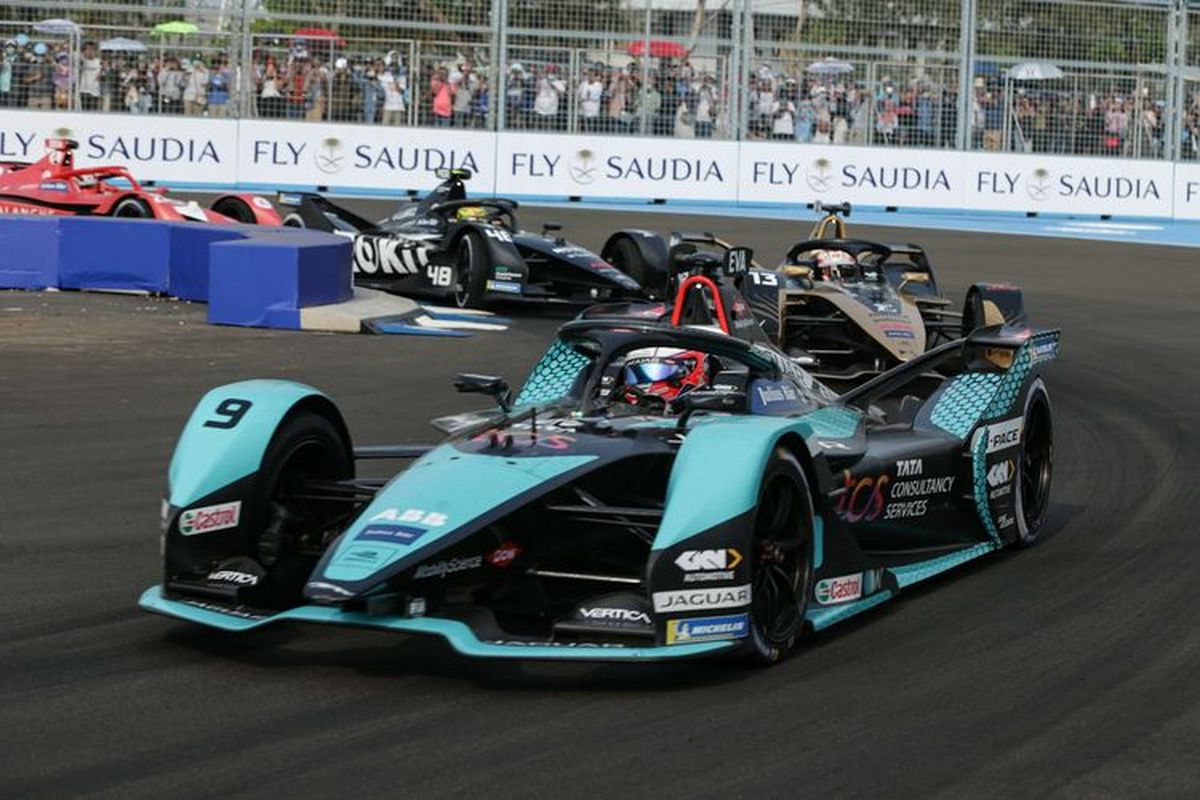 Pebalap Formula E Tim Jaguar TCS Racing, Mitch Evans saat race di Jakarta International E-Prix Circuit (JIEC), Ancol, Jakarta, Sabtu (4/6/2022). Mitch Evan keluar sebagai juara Formula E Jakarta.