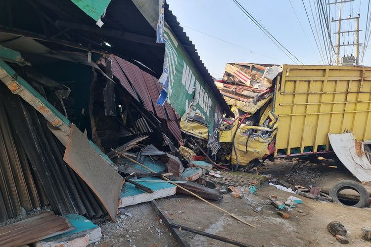 Kecelakaan Truk Vs Pikap di Pancur Batu, 5 Rumah Warga Rusak-1 Orang Tewas 