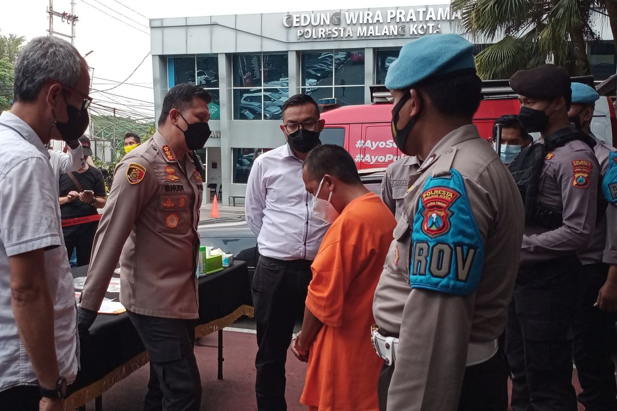 Kapolresta Malang Kota, Kombes Pol Budi Hermanto berbincang dengan tersangka pembunuhan korban yang tewas di Sungai Bango, Kota Malang di Mapolresta Malang Kota pada Selasa (7/6/2022). 