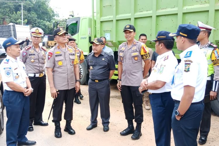 Kapolda Riau Irjen Pol Widodo Eko Prihastopo saat meninjau jalur mudik di jalan lintas Riau-Sumbar di Kabupaten Kampar, Riau, Selasa (21/5/2019). Dok. Polda Riau 