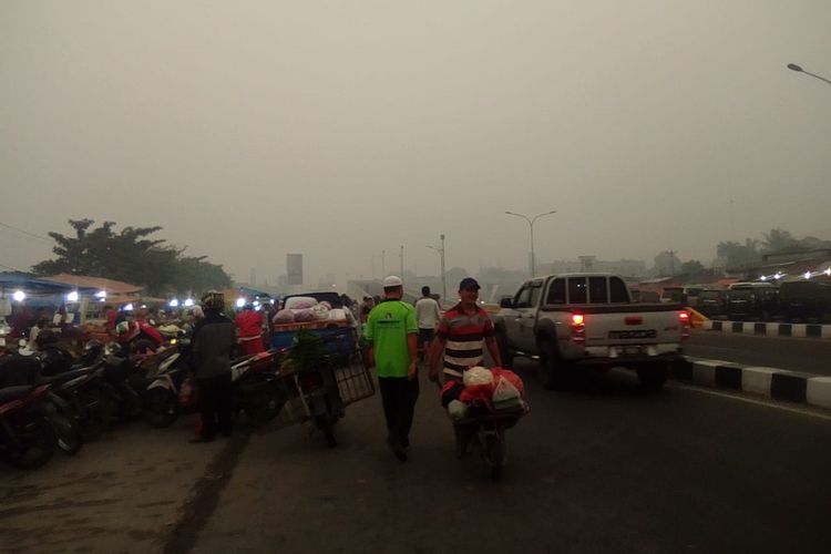 Kondisi udara yang tidak sehat karena kabut asap membuat warga Pekanbaru Riau mengungsi ke Padang. Terlihat kondisi udara di Pekanbaru