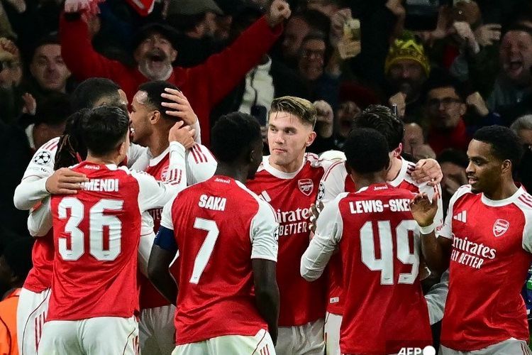 Para pemain Arsenal merayakan gol Gabriel Magalhaes ke gawang Atletico Madrid pada laga Liga Champions di Stadion Emirates, Selasa (21/10/2025) atau Rabu dini hari WIB.