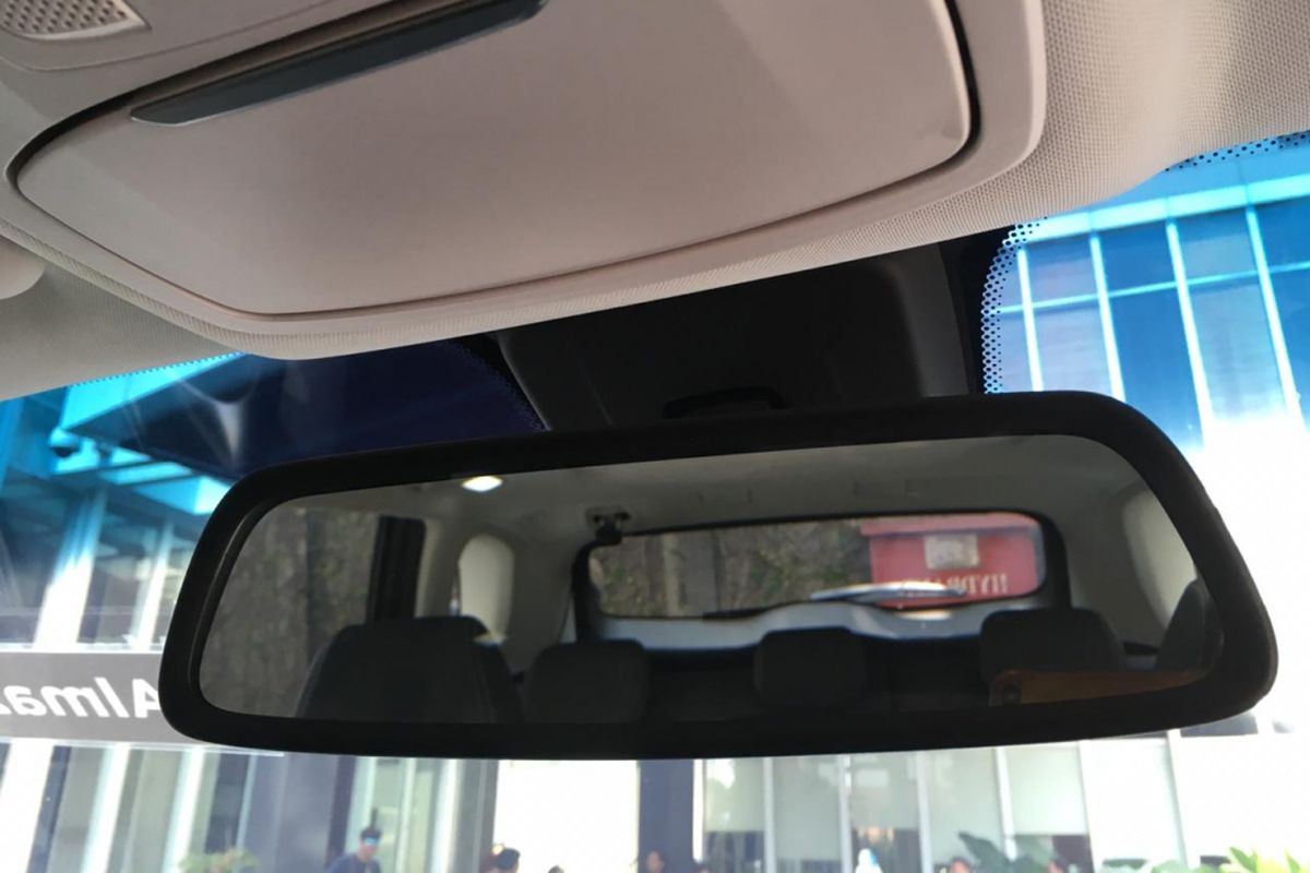 Pandangan dari spion tengah Wuling Almaz agak terbatas