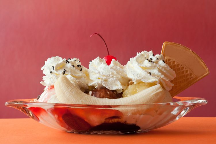 Ilustrasi banana split ice cream sundae. 