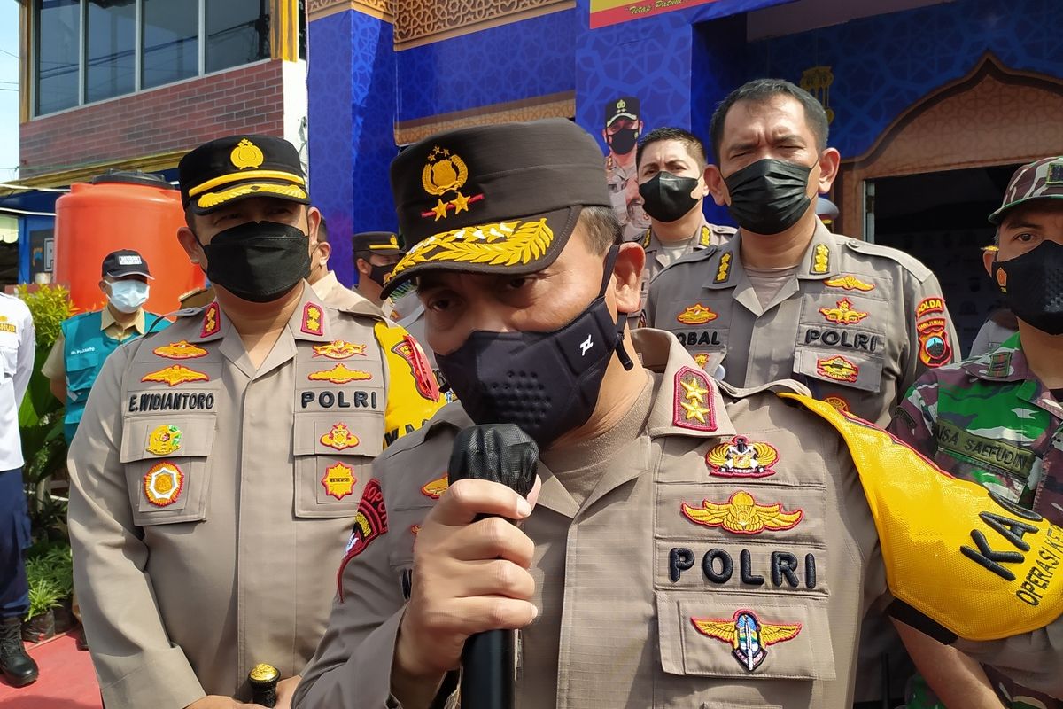 Kapolda Jateng Irjen Ahmad Luthfi mengecek Pos Pengamanan Sampang, Kabupaten Cilacap, Selasa (26/4/2022).