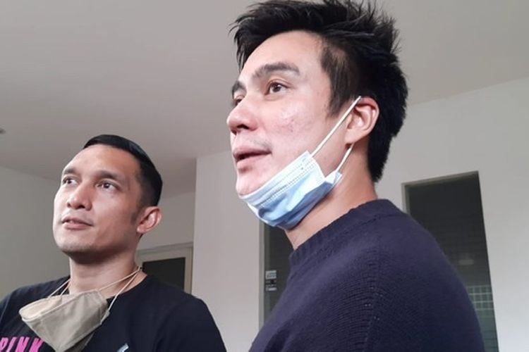 Baim Wong dan Giovanni Tobing di Warung Makan Gratis kawasan Tanah Kusir, Jakarta Selatan, Selasa (18/1/2022)