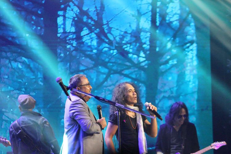 Slank turut menghibur para penonton di Mega Konser Akhir Cinta Si Doel di Studio RCTI plus,Kebon Jeruk, Jakarta Jumat(17/1/2020). Slank membawakan  lagu Ku Tak Bisa  bersama Rano Karno.