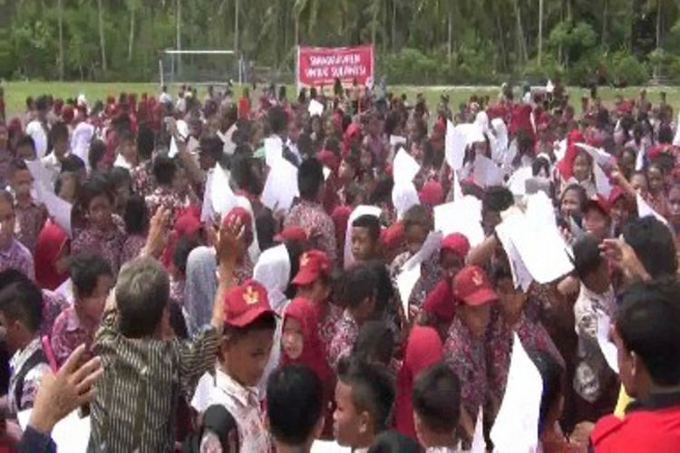 Tidak kurang dari 1.000 anak menulis surat untuk Presiden Jokowi di Polewali Mandar, Sulawesi Barat. Dalam suratnya, mereka minta sepeda, kambing, beasiswa, hingga doakan Jokowi.