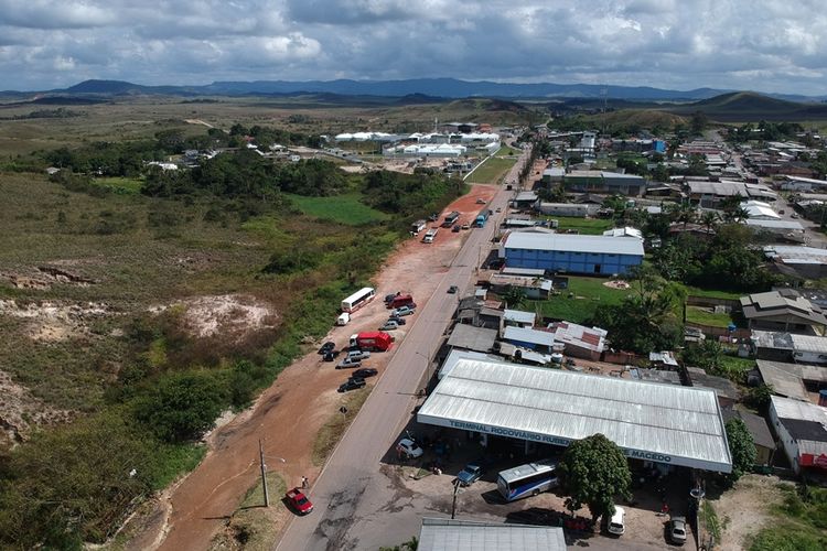Foto udara memperlihatkan ruas jalan BR-174 yang menghubungkan kota perbatasan Santa Elena de Uiaren di Venezuela dengan Pacaraima, negara bagian Roraima, Brasil.