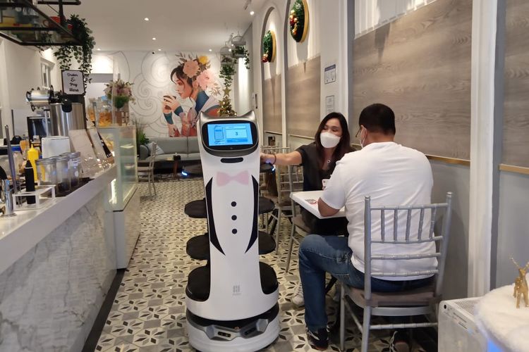 Robot Kafe di Rasa Koffie, Pasar Baru sedang mengantar pesanan
