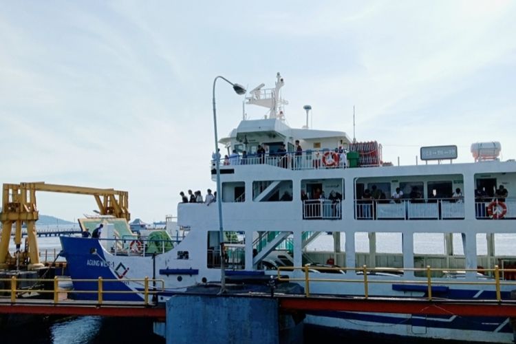 Penumpang kapal di KMP Agung Wilis I