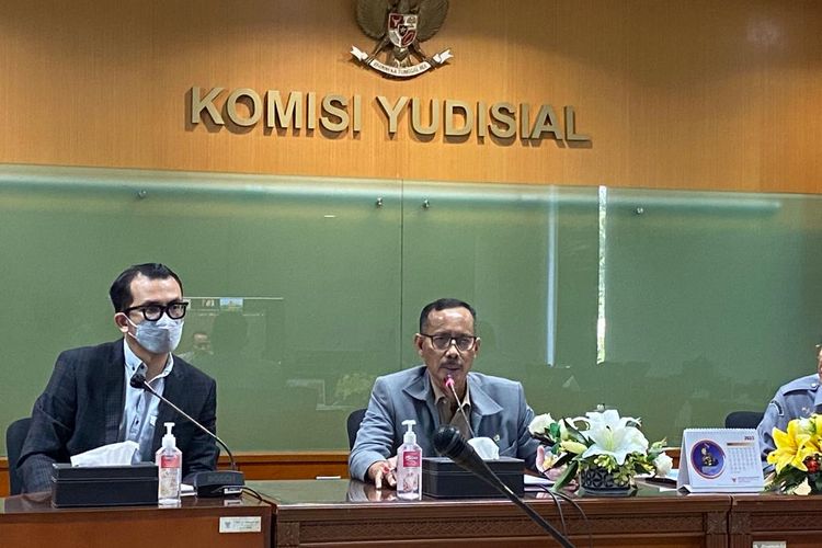 Ketua Bidang Pengawasan Hakim dan Investigasi KY Joko Sasmito  bersama Jubir KY Miko saat konferensi pers di Gedung KY, Jakarta Pusat, Rabu (12/4/2023).