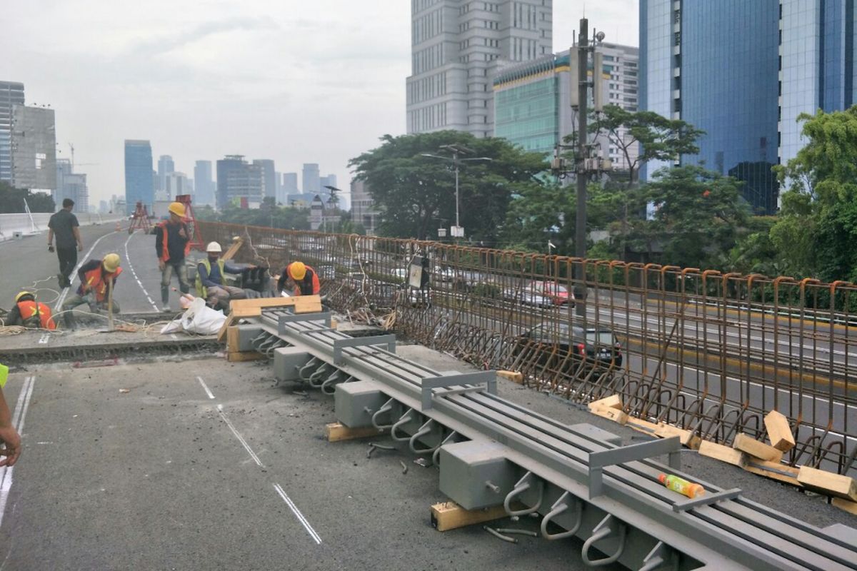 Pembangunan proyek flyover Pancoran belum selesai akhir tahun 2017. Foto diambil pada Sabtu (30/12/2017). 