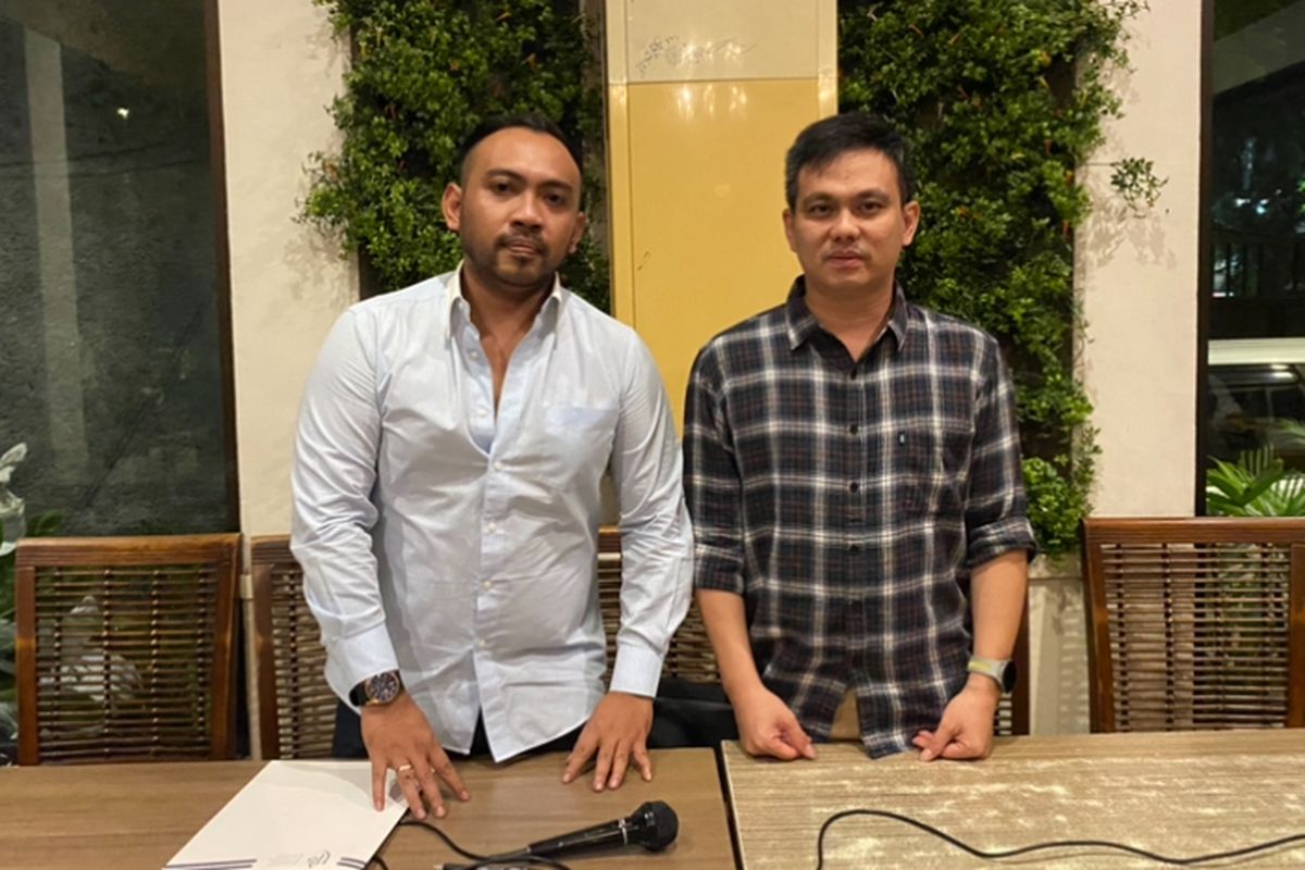 Valens Lamury Hadjon (kiri), kuasa hukum pembunuhan adik dan ponakan di Surabaya, Rabu (4/12/2024). 