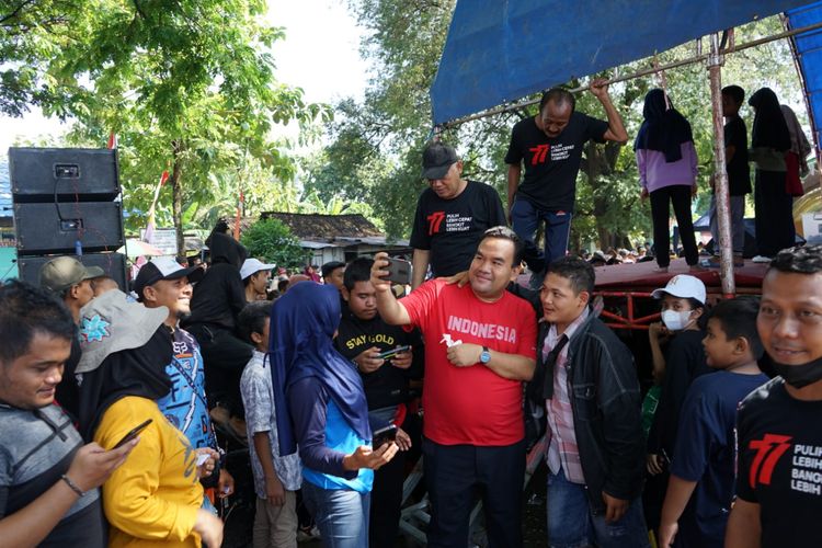 Bupati Blora Arief Rohman saat menghadiri kegiatan Jalan Sehat dan Bazar UMKM dalam rangka menyambut Hari Kemerdekaan RI ke 77 di Kelurahan Randublatung, Kecamatan Randublatung, Minggu (14/8/2022).
