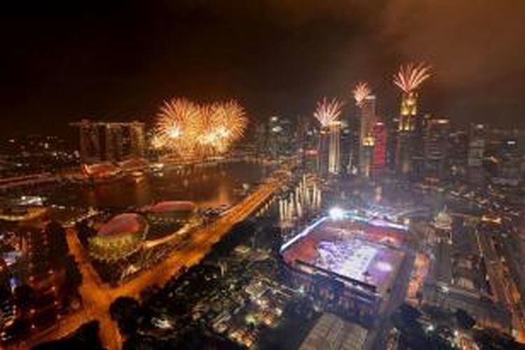 pertunjukan kembang api hiasi perayaan pesta emas HUT ke-50 Singapura, Minggu (09/08)