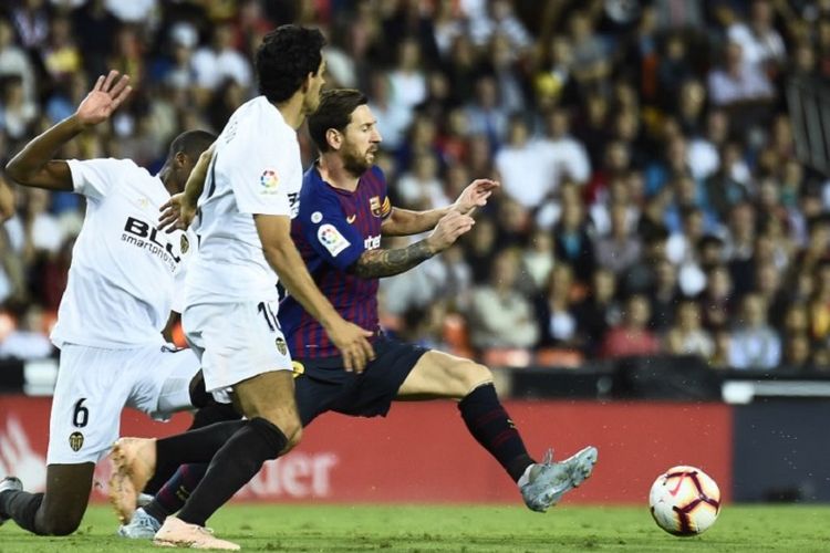 Dani Parejo mengawal ketat Lionel Messi pada laga Valencia vs Barcelona dalam lanjutan La Liga Spanyol di Stadion Mestalla, 7 Oktober 2018. 