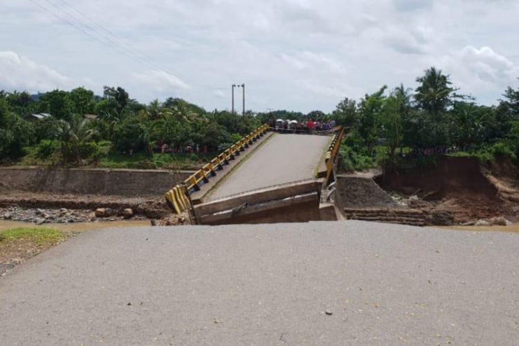 Kementerian Pekerjaan Umum dan Perumahan Rakyat (PUPR) akan segera memperbaiki jalan dan jembatan rusak akibat banjir besar yang melanda sejumlah wilsayah di Sulawesi Selatan (Sulsel).