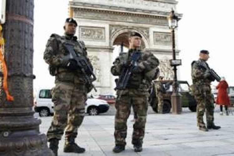 Keduanya diduga telah melakukan kontak dengan warga Perancis yang diyakini berada di Suriah. 