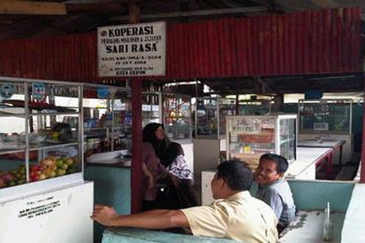 Suasana kantin di dalam area Kantor Pemerintah Kota Depok, Selasa (14/2/2012) siang, sepi. Mulai Selasa ini, dan berlaku setiap hari Selasa, pedagang dilarang berjualan nasi karena program 