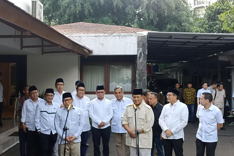 Bakal calon presiden (Capres) dari Partai Gerindra Prabowo Subianto menemui Ketua Umum PKB Muhaimin Iskandar di kediamannya, Widya Chandra, Jakarta Selatan, Minggu (9/7/2023).