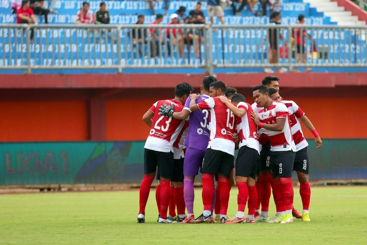 Pemain Madura United berdoa bersama jelang pertandingan pekan ke-27 Liga 1 2022-2023 melawan Persija Jakarta yang berakhir dengan skor 0-0 di Stadion Gelora Ratu Pamelingan Pamekasan, Minggu (26/2/2023) sore.