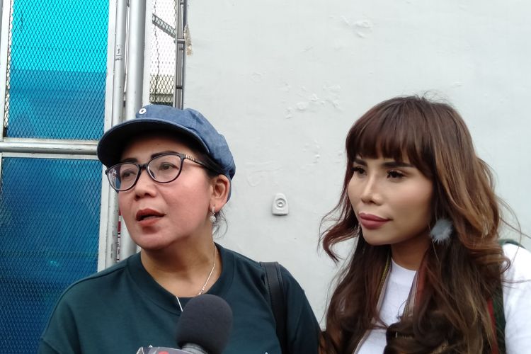 Ibunda Kriss Hatta, Tuty Suratinah bersama pedangdut Eva Bellisima usai menjenguk pada Senin (18/11/2019) di Rutan Cipinang Jakarta Timur