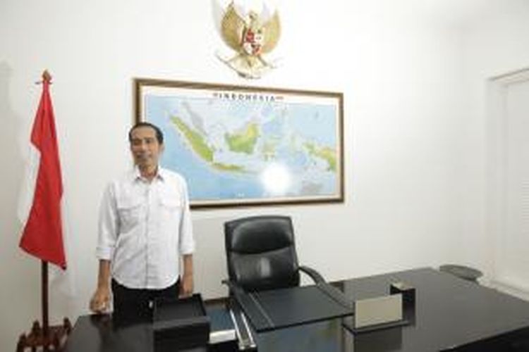 Presiden terpilih Joko Widodo saat meresmikan kantor transisi di Jalan Situbondo, Menteng, Jakarta, Senin (4/8/2014). Kantor berwujud rumah itu akan menjadi tempat untuk mempersiapkan jalannya pemerintahan hingga pelantikan presiden, termasuk membahas pembentukan kabinet dan APBN 2015.
