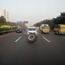 Aksi Pengemudi Mobil Hindari Ban Serep yang Lepas di Jalan Tol