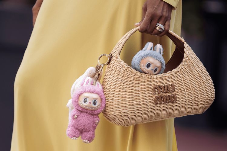 Boneka mini Labubu jadi bag charms favorit.