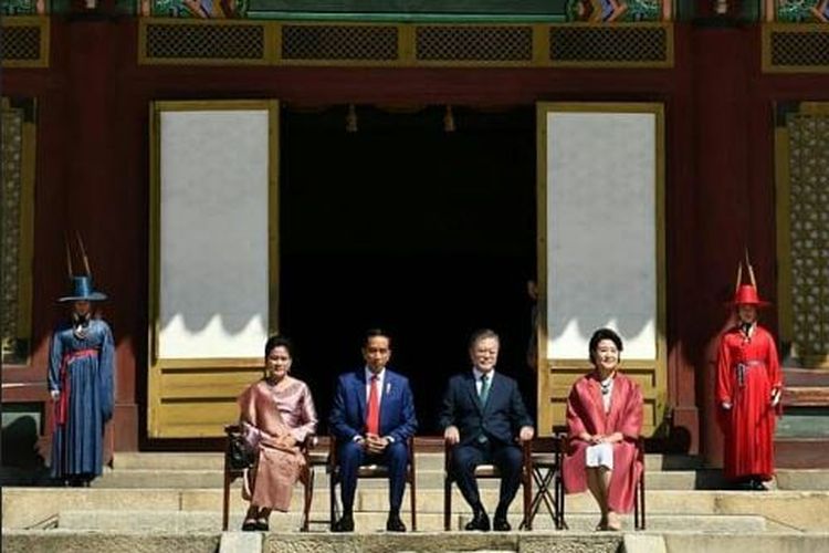 Jokowi dan Iriana diterima Presiden Korea Selatan Moon Jae-In dan iostri, Kim Jung-Sook, di Changdeok Palace, Senin (10/9/2018).