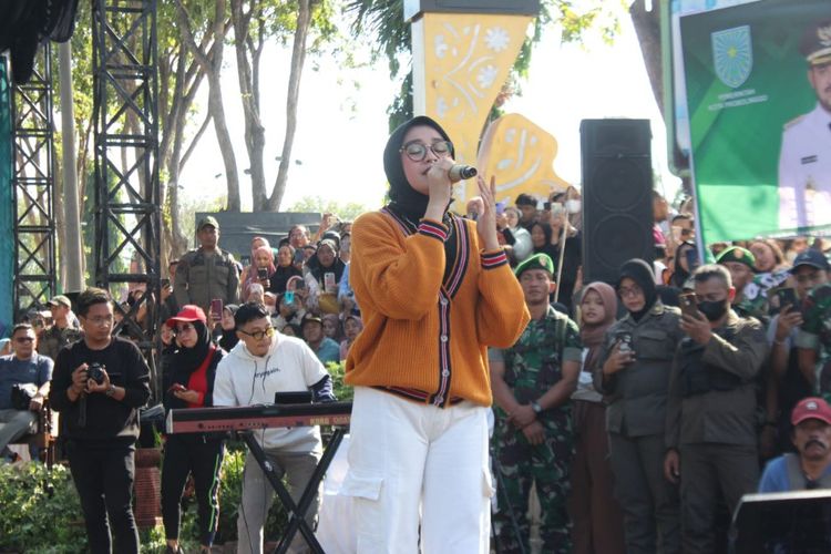 Salma menyanyikan lagu di hadapan penggemar di alun-alun Kota Probolinggo. 