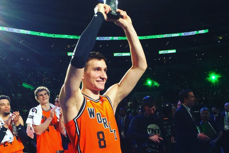 Pemain Sacramento Kings, Bogdan Bogdanovic, terpilih sebagai MVP Rising Star Challenge pada NBA All Star Weekend 2018 di Staples Center, Jumat (16/2/2018).