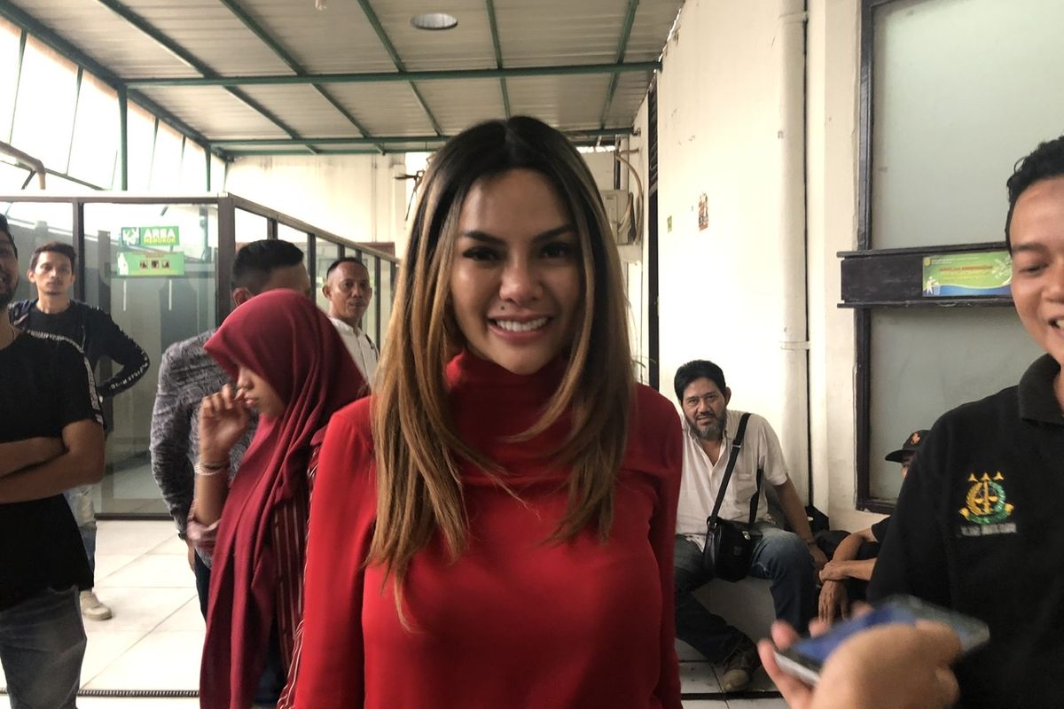 Nikita Mirzani usai sidang putusan sela di Pengadilan Negeri Jakarta Selatan, Kamis (12/3/2020). 