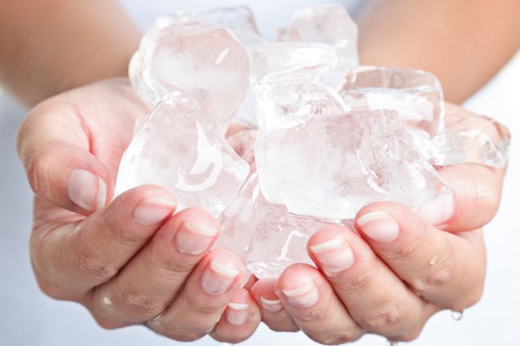 Kompres air dingin menggunakan es batu bisa digunakan meredakan nyeri asam urat.