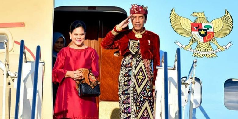 Joko Widodo and Iriana arrive in Bali for the 5th PDI-P Congress.